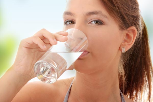 Nên uống đủ 2 lít nước mỗi ngày